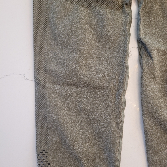 Yoga pants and bra set - size Medium - Picture 14 of 16